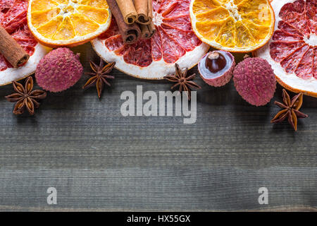 Lychee Früchte mit Zitrus-Scheiben und Sterne Gewürze auf hölzernen Hintergrund Stockfoto