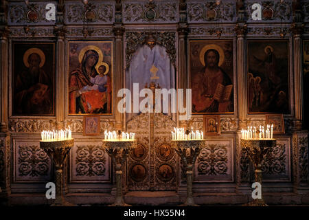 Ikonostase-Ikonenwand in der orthodoxen Jakobskapelle, auch bekannt als Kirche von Mar Jacob, die sich direkt neben der Grabeskirche im christlichen Viertel der Altstadt von Jerusalem befindet Stockfoto