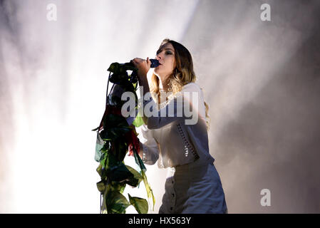 BENICASSIM, Spanien - 16 JUL: Crystal Fighters (Elektro-folk-Band) im Konzert am FIB Festival am 16. Juli 2015 in Benicassim, Spanien. Stockfoto