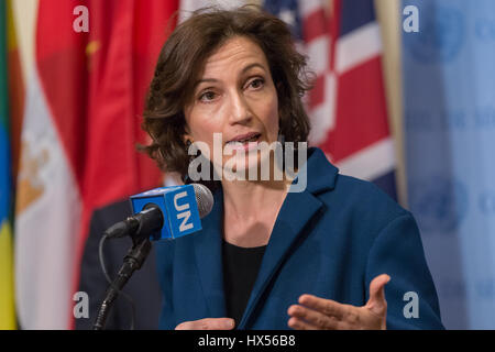 New York, Vereinigte Staaten von Amerika. 24. März 2017. Französischer Minister für Kultur und Kommunikation Audrey Azoulay spricht bei der gemeinsamen Pressekonferenz. Nach einer Nationen Sicherheitsrat-Debatte im Rat Auflösung 2347 hinsichtlich des Schutzes des kulturellen Erbes in Konfliktsituationen bewaffnet, ein Trio von Prinzip Teilnehmer in die Sitzung eine Presse Begegnung an den Sicherheitsrat Absteckung im UN-Hauptquartier in New York. Bildnachweis: Albin Lohr-Jones/Pacific Press/Alamy Live-Nachrichten Stockfoto