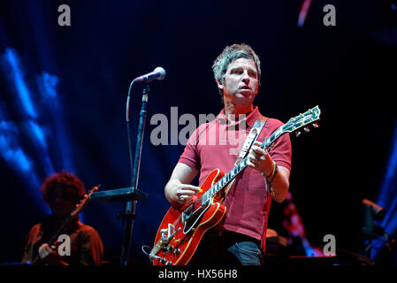 BENICASSIM, Spanien - 17 JUL: Noel Gallagher (britischer Musiker, Sänger, Gitarrist und Songwriter) führt auf FIB Festival am 17. Juli 2015 in Benicass Stockfoto