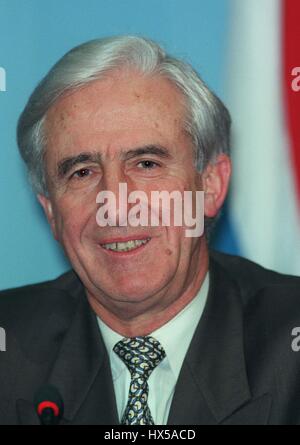 JACQUES POOS Außenminister von Luxemburg 16. Dezember 1996 Stockfoto