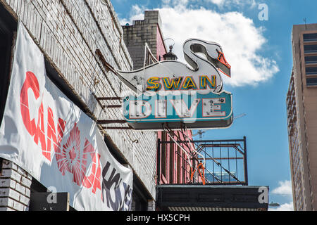 "Swan Dive" Veranstaltungsort Schild mit "Kanada-Haus" unter beim SXSW Festival in Austin, Texas. Stockfoto