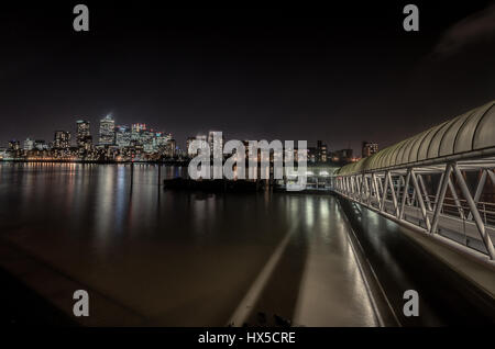 Grönland Pier Pier in der Nacht zu übersehen, Canary Wharf, London Stockfoto