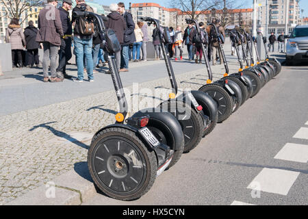 Berlin, Deutschland - 24 März 2017:Many Segways geparkt in einer Reihe auf der Straße verwendet für Sightseeing-Touren in Berlin, Deutschland. Stockfoto