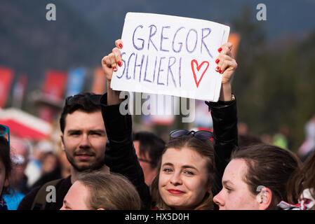 Planica, Slowenien. 24. März 2017. Fans jubeln beim Planica FIS Skisprung-Weltcup-Finale in Planica, Slowenien am 24. März 2017. Bildnachweis: Rok Rakun/Pacific Press/Alamy Live-Nachrichten Stockfoto