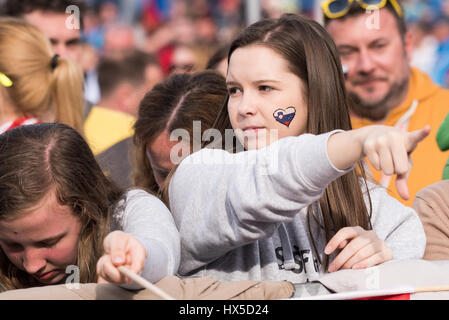 Planica, Slowenien. 24. März 2017. Fans jubeln beim Planica FIS Skisprung-Weltcup-Finale in Planica, Slowenien am 24. März 2017. Bildnachweis: Rok Rakun/Pacific Press/Alamy Live-Nachrichten Stockfoto