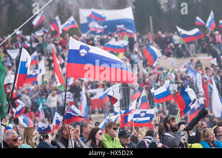 Planica, Slowenien. 24. März 2017. Fans jubeln beim Planica FIS Skisprung-Weltcup-Finale in Planica, Slowenien am 24. März 2017. Bildnachweis: Rok Rakun/Pacific Press/Alamy Live-Nachrichten Stockfoto