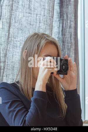 Hübsches Mädchen Fotograf mit Vintage-retro-Kamera Bilder zu machen. Stockfoto