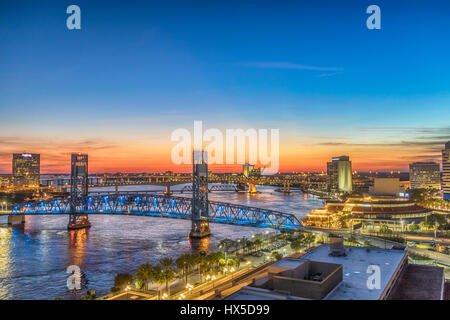 Die Innenstadt von Jacksonville, Florida auf dem St. Johns River in der Nacht. Stockfoto