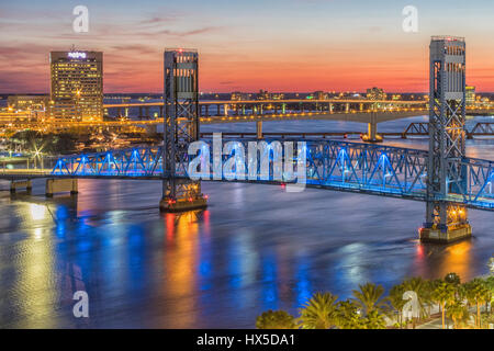 Die Innenstadt von Jacksonville, Florida auf dem St. Johns River in der Nacht. Stockfoto