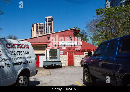 Eisen Werke BBQ in der Innenstadt von Austin, Texas, von Cesar Chavez St gesehen. Stockfoto