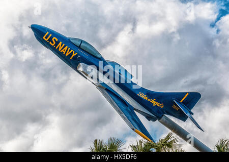 US Navy Blue Angels Grumman Cougar Jet auf dem Display an Florida Welcome Center. Stockfoto