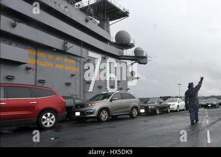 Sailors Autos tragen, fährt Flugzeugträger USS Ronald Reagan (CVN-76) von Bremerton, Washington für San Diego im folgenden Jahre wartungsfrei, Puget Sound, 2013. Bild mit freundlicher Genehmigung Charles D. Gaddis IV / US Navy. Stockfoto