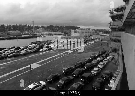 Sailors Autos tragen, fährt Flugzeugträger USS Ronald Reagan (CVN-76) von Bremerton, Washington für San Diego im folgenden Jahre wartungsfrei, Puget Sound, 2013. Bild mit freundlicher Genehmigung Richard L.J. Gourley / US Navy. Stockfoto