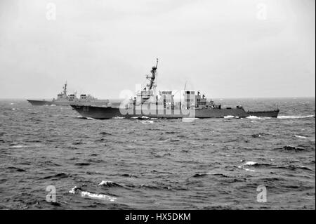 Arleigh-Burke-Klasse geführte Flugkörper Zerstörer USS Fitzgerald (DDG-62) führt durch taktische Manöver mit einem Schiff von der Republik Korea Marine, östlich der koreanischen Halbinsel, 2013. Bild mit freundlicher Genehmigung Ricardo R. Guzman / US Navy. Stockfoto