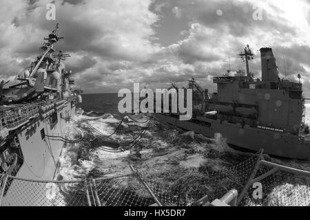 Amphibischer Angriff Schiff USS Kearsarge (LHD-3) und Military Sealift Command Flotte Nachschub Öler USNS Big Horn (T-AO 198) während ein Nachschub-auf-Meer, Atlantik, 2013. Bild mit freundlicher Genehmigung Corbin Shea / US Navy. Stockfoto