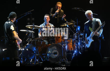 Rockband U2 auf Welttournee im Airways Center in Phoenix, Az.U2 ursprünglich aus Dublin Irland. Bono, The Edge, Adam Clayton, Larry Mullen Stockfoto