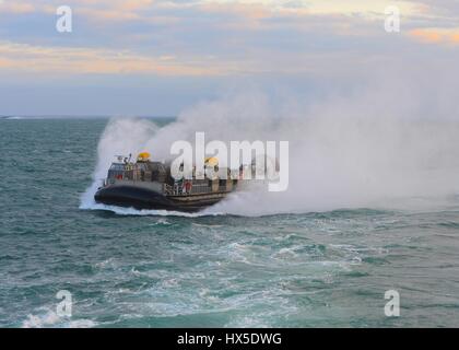 Ein Luftkissen Landungsboot (STERNS) tritt nun Deck des amphibischen Dock Landungsschiff USS Carter Hall (LSD-50), Atlantik, 2013. Bild mit freundlicher Genehmigung Chelsea Mandello / US Navy. Stockfoto