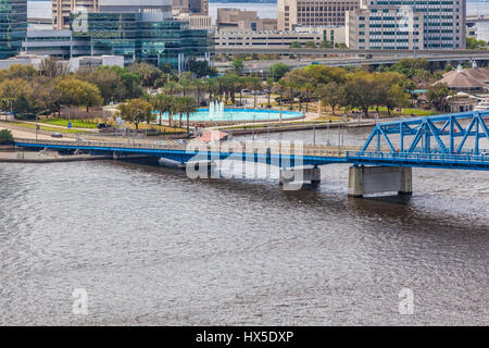 Freundschaft-Brunnen und Main Street Bridge in der Innenstadt von Jacksonville, Florida. Stockfoto