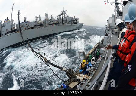 Military Sealift Command schnell Kampfunterstützung Schiff USNS Rainier (T-AOE-7) und Arleigh Burke-Klasse geführte Flugkörper Zerstörer USS McCampbell (DDG-85), während ein Nachschub-am-See, westlich von der koreanischen Halbinsel, 2013. Bild mit freundlicher Genehmigung Declan Barnes/Bild mit freundlicher Genehmigung US Navy. Stockfoto