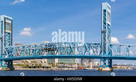 Main Street Bridge über dem St. Johns River in der Innenstadt von Jacksonville, Florida. Stockfoto