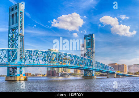 Main Street Bridge über dem St. Johns River in der Innenstadt von Jacksonville, Florida. Stockfoto