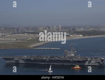 Flugzeugträger USS Ronald Reagan (CVN-76) kehrt nach Ausgaben über ein Jahr in Bremerton, Washington für Wartung, 2013 in seinem Heimathafen in San Diego zurück. Bild mit freundlicher Genehmigung Aaron J. Lebsack / US Navy. Stockfoto