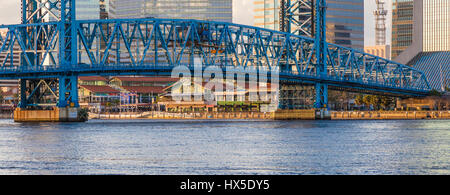 Jacksonville Landing und Main Street Bridge über dem St. Johns River in der Innenstadt von Jacksonville, Florida. Stockfoto