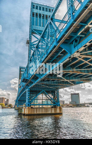 Main Street Bridge über dem St. Johns River in der Innenstadt von Jacksonville, Florida. Stockfoto