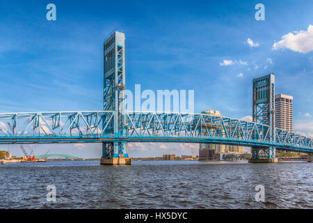 Main Street Bridge über dem St. Johns River in der Innenstadt von Jacksonville, Florida. Stockfoto