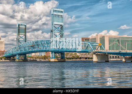 Main Street Bridge über dem St. Johns River in der Innenstadt von Jacksonville, Florida. Stockfoto