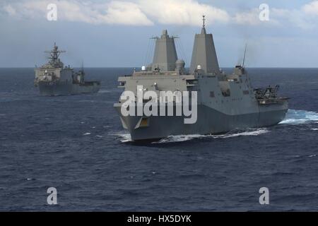 Dock amphibischen Transportschiff USS San Antonio (LPD-17), amphibische Dock Landungsschiff USS Carter Hall (LSD-50) und amphibischen Angriff Schiff USS Kearsarge (LHD-3), beide Teil der Kearsarge amphibische bereit Gruppe mit der 26. Marine Expeditionary Unit (26. MEU), Atlantik, 2013. Bild mit freundlicher Genehmigung US Navy. Stockfoto