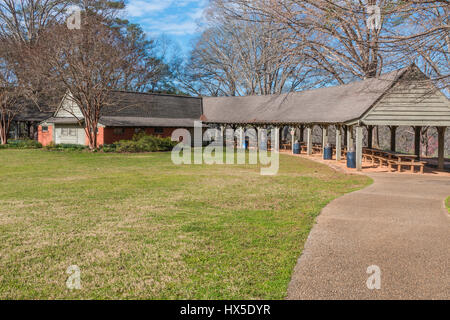 Pavillon im Azalea mit Blick auf Garten in Callaway Gardens, Georgia. Stockfoto