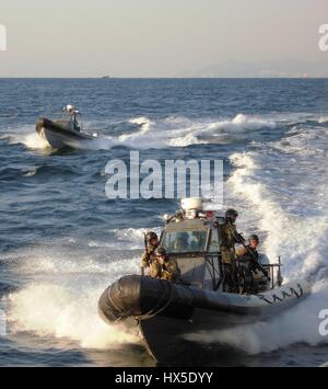 Republik von Korea (ROK) spezielle Kriegsführung-Flottille und SEAL Team 17 Vorbereitung für einen Besuch, Board, Durchsuchung und Beschlagnahme (VBS) während des Trainings Schlüssel lösen 2013, Chinhae, Republik Korea, 2013. Bild mit freundlicher Genehmigung US Navy. Stockfoto