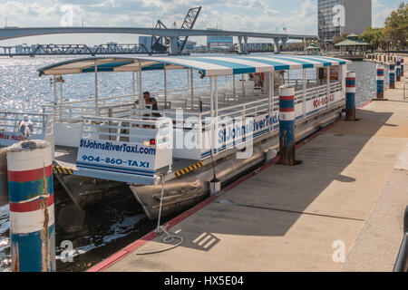 St. Johns River Taxi Fähren Touristen und Einheimische in der Innenstadt von Jacksonville, Florida am Flussufer Innenstadt. Stockfoto