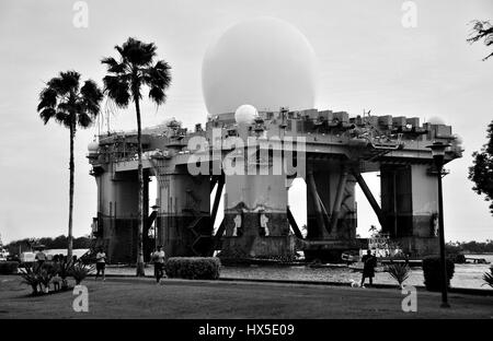 Das Meer-basierte, X-Band Radar (SBX 1) fährt Pearl Harbor, 2013. Bild mit freundlicher Genehmigung Daniel Barker / US Navy. Stockfoto