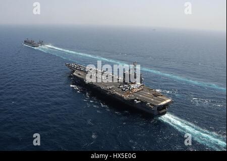 Flugzeugträger USS Dwight D. Eisenhower (CVN-69), Military Sealift Command schnell bekämpfen Unterstützung Schiff USNS Brücke (T-AOE-10) und die deutsche Fregatte FGS Hamburg (F220) an ein Nachschub-at-Sea, 2013 teilnehmen. Stockfoto
