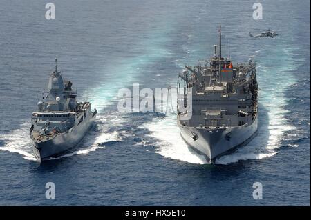 Die deutsche Fregatte FGS Hamburd (F220) und das Military Sealift Command schnell Unterstützung Schiff USNS Brücke (T-AOE 10) während ein Nachschub-auf-Meer, Arabisches Meer, 23. März 2013 zu bekämpfen. Bild mit freundlicher Genehmigung Ryan D. McLearnon / US Navy. Stockfoto