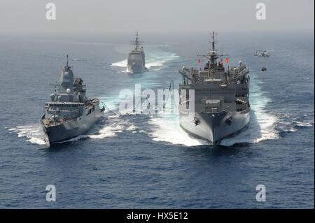 Geführte Flugkörper Kreuzer USS Stadt Hue (CG-66), die deutsche Fregatte FGS Hamburd (F220), dem Flugzeugträger USS Dwight D. Eisenhower (CVN-69) und das Military Sealift Command schnell bekämpfen Unterstützung Schiff USNS Brücke (T-AOE 10) während ein Nachschub-auf-Meer, Arabisches Meer, 2013. Bild mit freundlicher Genehmigung Ryan D. McLearnon / US Navy. Stockfoto