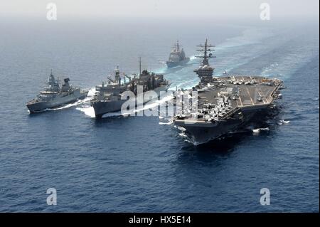 Geführte Flugkörper Kreuzer USS Stadt Hue (CG-66), die deutsche Fregatte FGS Hamburd (F220), dem Flugzeugträger USS Dwight D. Eisenhower (CVN-69) und das Military Sealift Command schnell bekämpfen Unterstützung Schiff USNS Brücke (T-AOE 10) während ein Nachschub-auf-Meer, Arabisches Meer, 23. März 2013. Bild mit freundlicher Genehmigung Ryan D. McLearnon / US Navy. Stockfoto