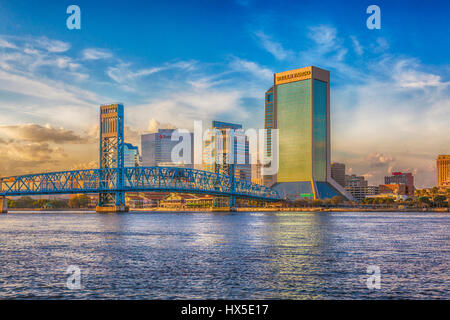 Sonnenuntergang über der Innenstadt von Gebäuden und Brücken am St. Johns River in der Innenstadt von Jacksonville, Florida. Stockfoto