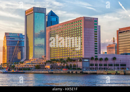 Sonnenuntergang über der Innenstadt von Gebäuden und Brücken am St. Johns River in der Innenstadt von Jacksonville, Florida. Stockfoto