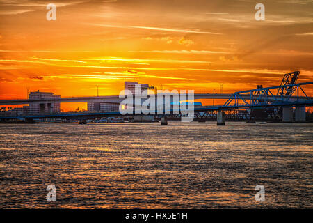 Sonnenuntergang über der Innenstadt von Gebäuden und Brücken am St. Johns River in der Innenstadt von Jacksonville, Florida. Stockfoto