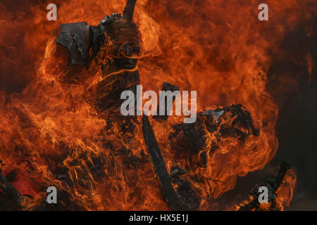 Pharisäer der Yaqui Trubu Kolonie Schlachtung und Batterien, die heute am Heiligen Thursday.Pharisees des Koloss Alto statt feiern die Auferstehung Jesu Stockfoto