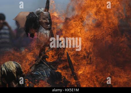 Pharisäer der Yaqui Trubu Kolonie Schlachtung und Batterien, die heute am Heiligen Thursday.Pharisees des Koloss Alto statt feiern die Auferstehung Jesu Stockfoto
