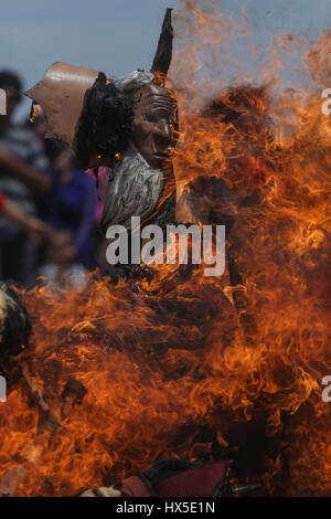 Pharisäer der Yaqui Trubu Kolonie Schlachtung und Batterien, die heute am Heiligen Thursday.Pharisees des Koloss Alto statt feiern die Auferstehung Jesu Stockfoto