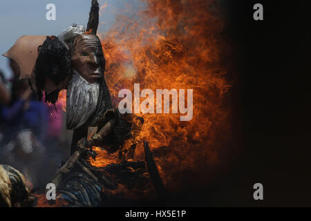 Pharisäer der Yaqui Trubu Kolonie Schlachtung und Batterien, die heute am Heiligen Thursday.Pharisees des Koloss Alto statt feiern die Auferstehung Jesu Stockfoto