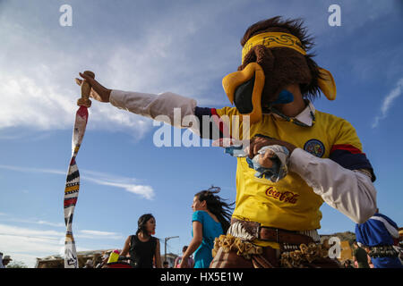 Pharisäer der Yaqui Trubu Kolonie Schlachtung und Batterien, die heute am Heiligen Thursday.Pharisees des Koloss Alto statt feiern die Auferstehung Jesu Stockfoto