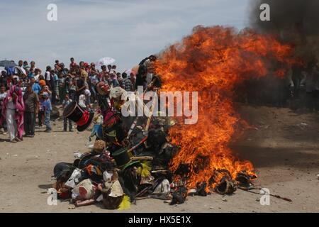 Pharisäer der Yaqui Trubu Kolonie Schlachtung und Batterien, die heute am Heiligen Thursday.Pharisees des Koloss Alto statt feiern die Auferstehung Jesu Stockfoto